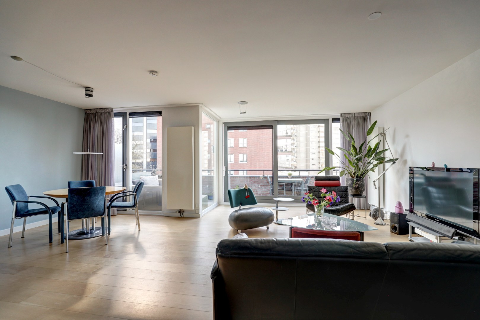 Luxe uitgevoerde 2- (voorheen 3) kamer appartement op de 3e etage met fraaie keuken, badkamer, balkon met uitzicht en gelegen op eigen grond. 