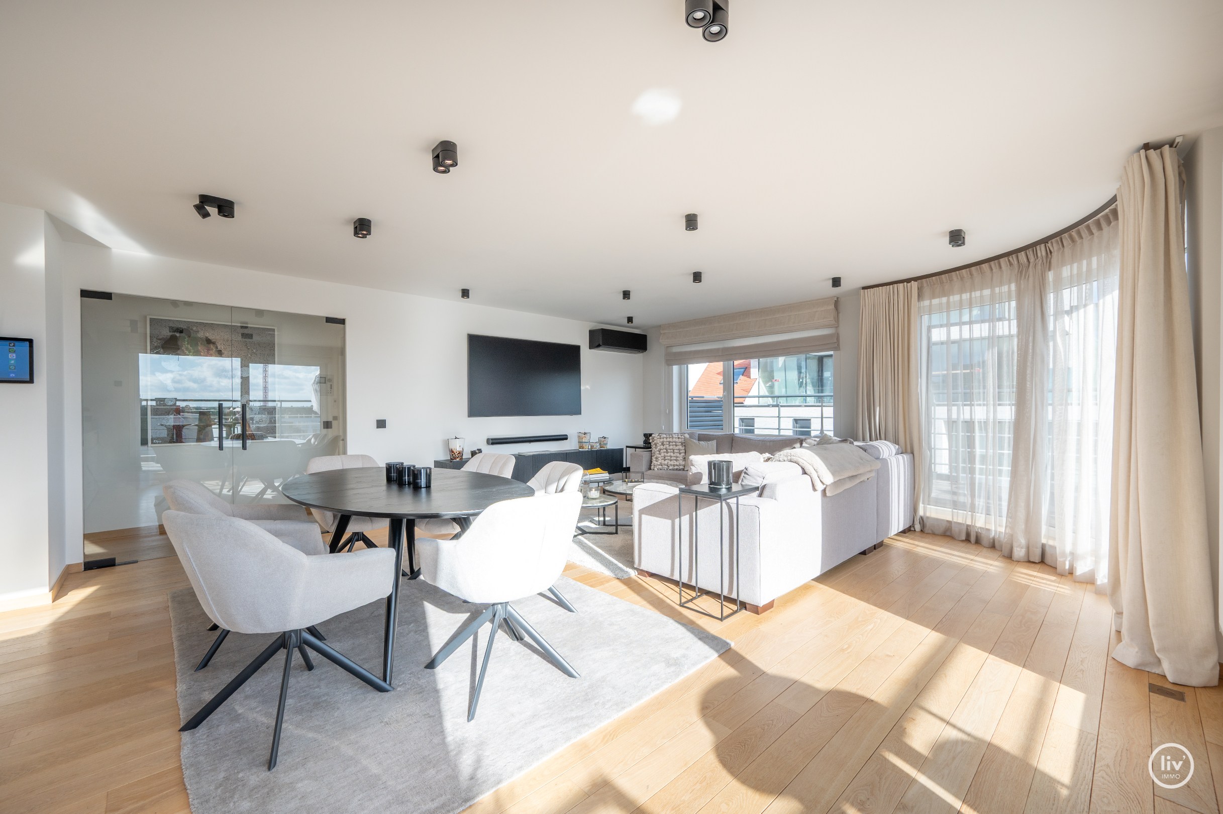 Uniek HOEK duplexappartement/penthouse met panoramisch uitzicht over de Dumortierlaan te Knokke. 