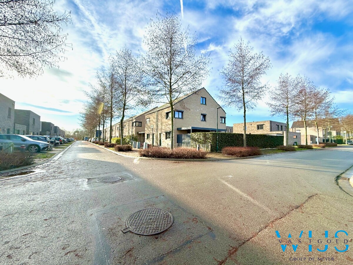 Enorm energiezuinig woonhuis in halfopen bebouwing te Eeklo ! 