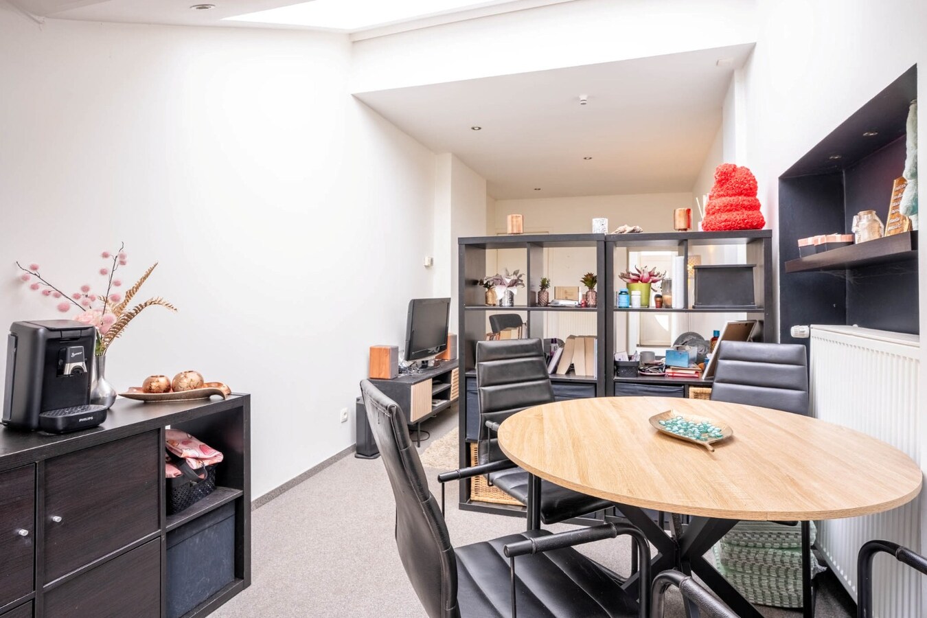 Een knusse rijwoning met tuintje en 3 slaapkamers, gelegen pal in het centrum van Maaseik. 