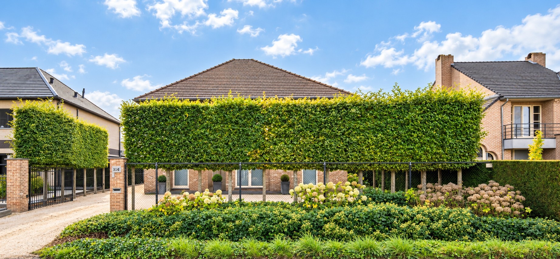 Stijlvolle villa in tijdloze pastorijstijl met zwembad en exclusieve tuinbeleving. 