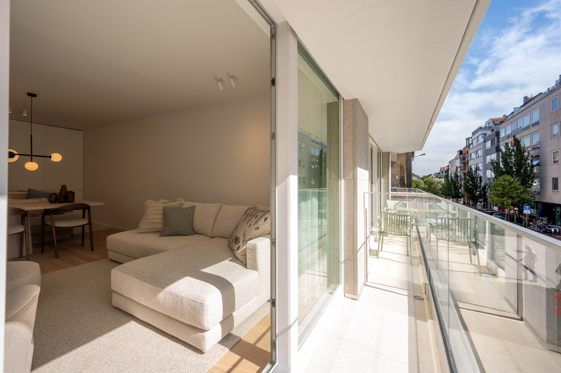 Appartement rénové de haut standing situé du côté ouest avec vue latérale sur la mer. 