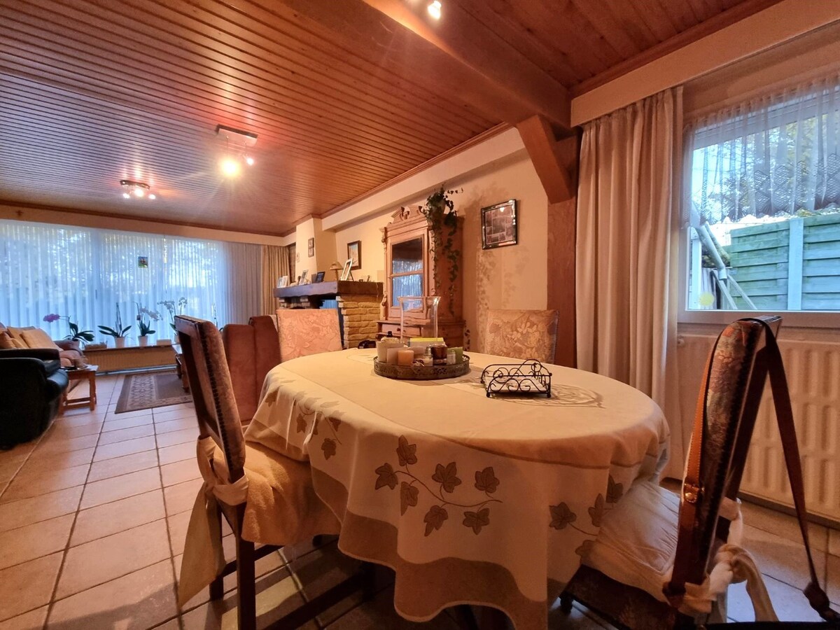 Zeer rustig gelegen, te renoveren halfopen woning met mooie tuin - Heist 