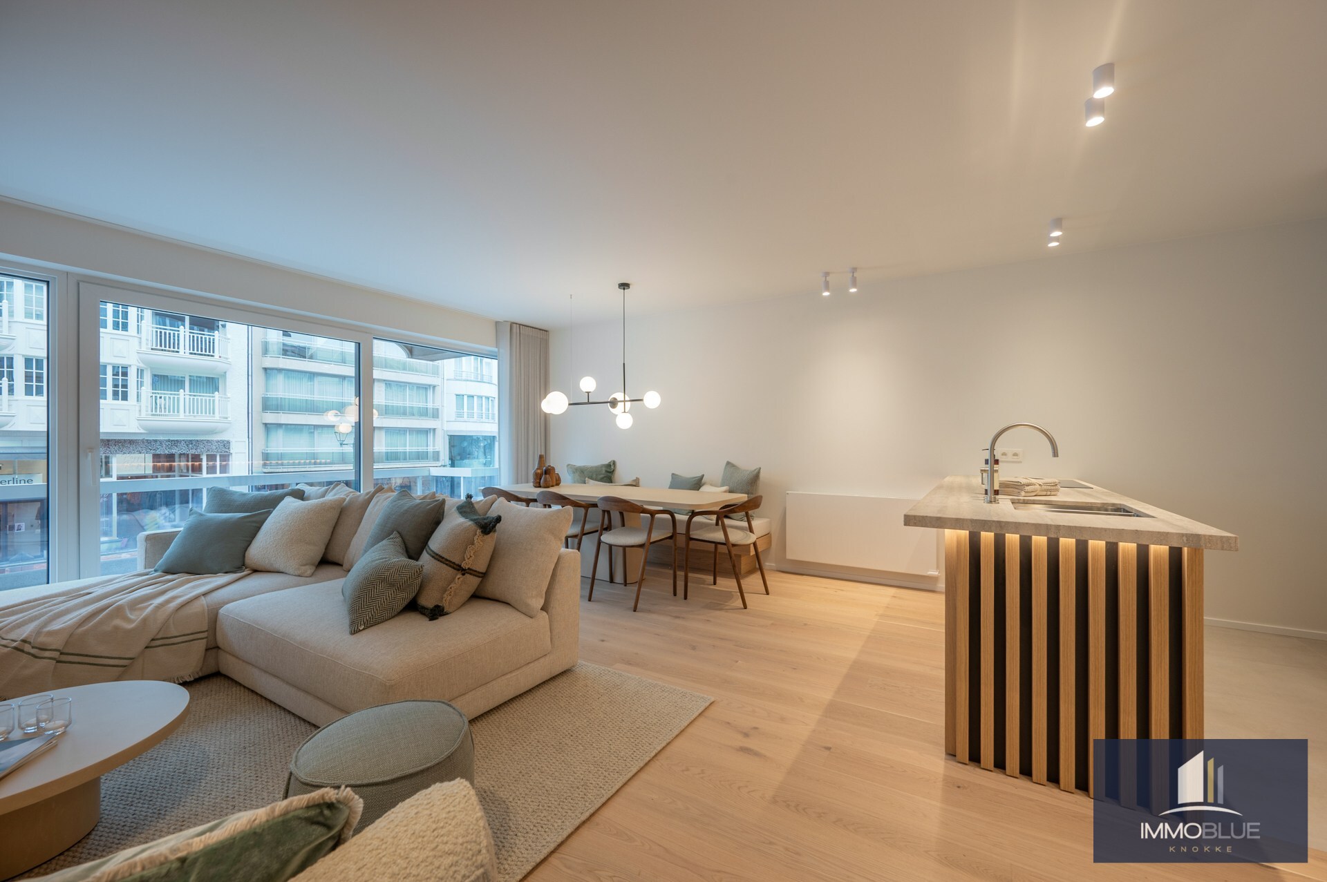 Appartement lumineux, entièrement rénové, avec trois chambres et une largeur de façade d’environ 5,5 mètres, idéalement situé à proximité de l’avenue Dumortier. 