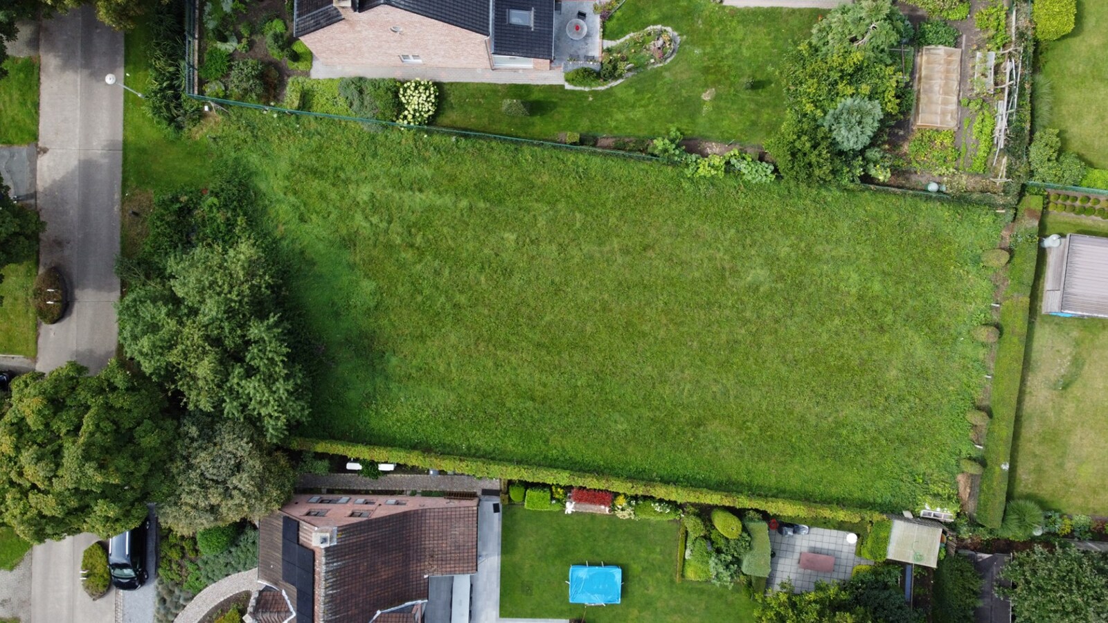 Bouwgrond van 898 m² in Bloemenwijk te Zoersel. 