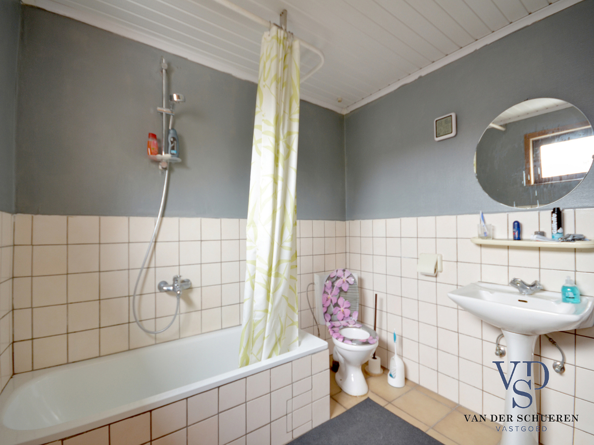 Zeer ruime, te renoveren woning (met enkele garage). Goed gelegen. 