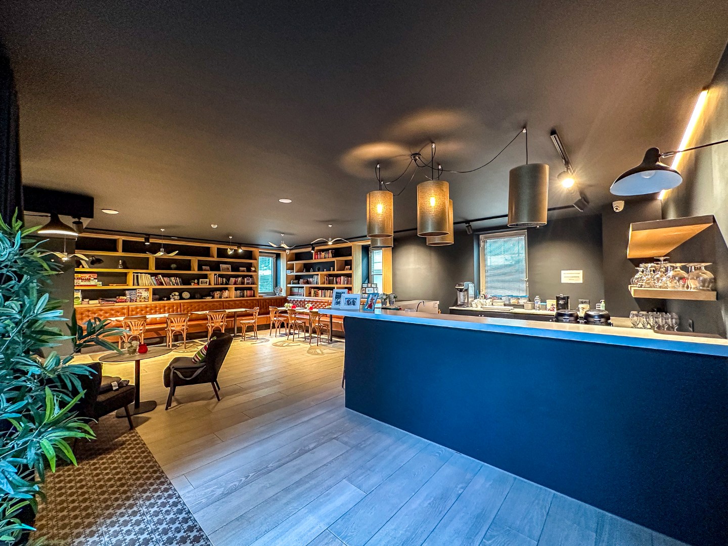 Uiterst goed onderhouden assistentieflat (55m² + 11m² terras) met 1 slaapkamer te Nieuwpoort. 