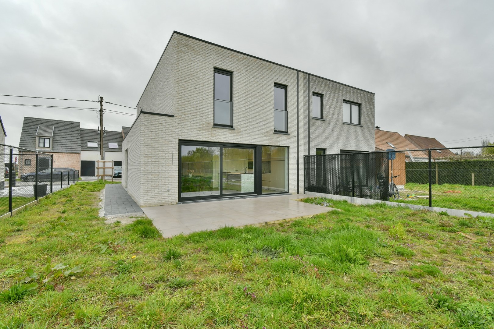 Moderne halfopen nieuwbouwwoning op 537 m² met landelijk verzicht op topligging te Torhout 