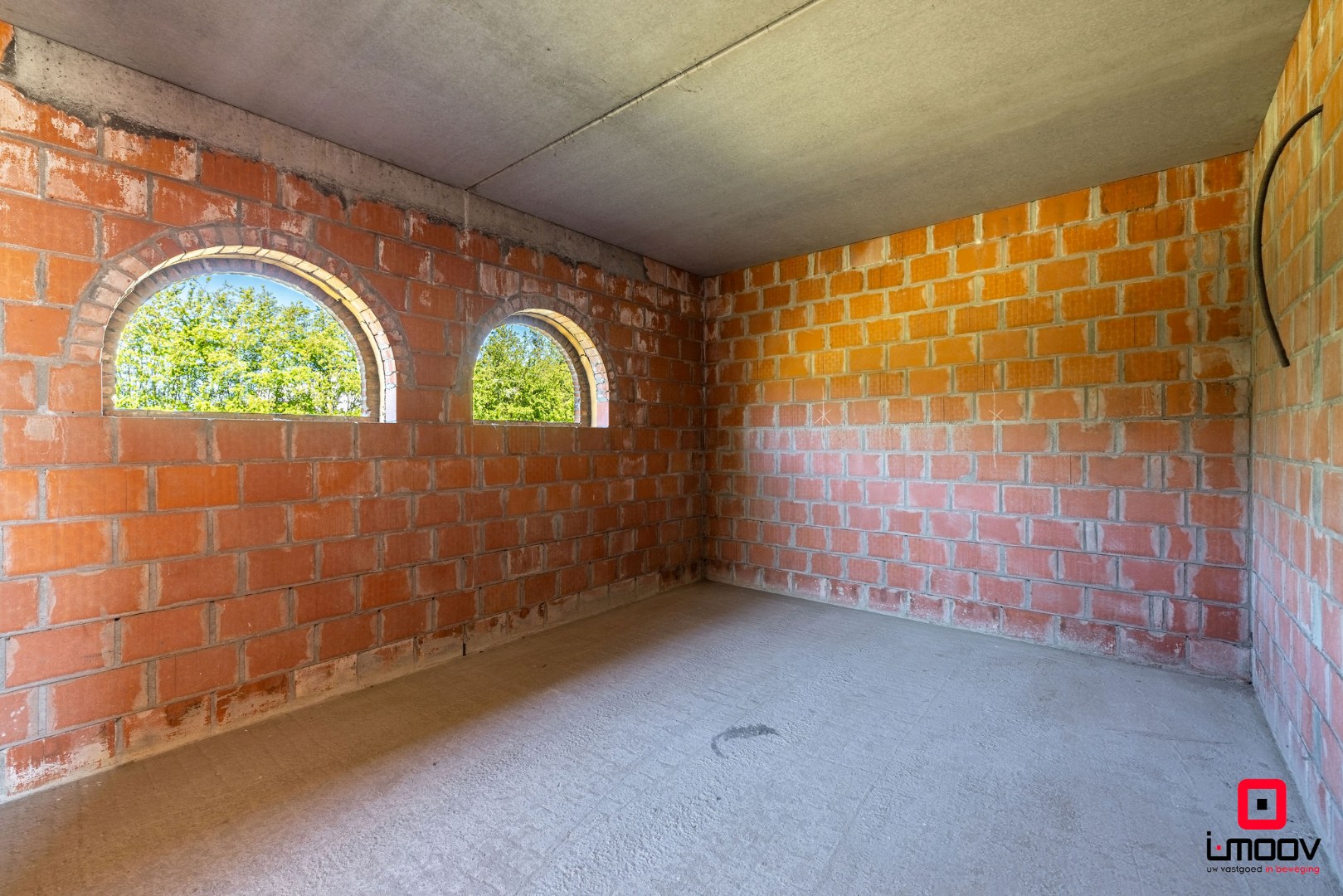 Landelijk gelegen ruwbouwhoeve met bijgebouwen op uitzonderlijk perceel van ca. 9.331 m² 