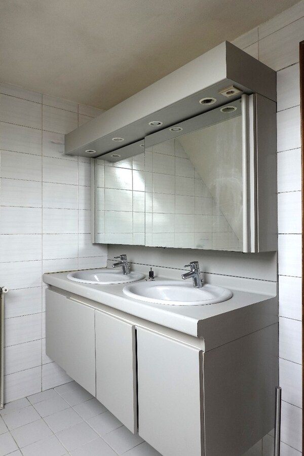 Te renoveren villa in bedrijventerreinzone voor KMO's 