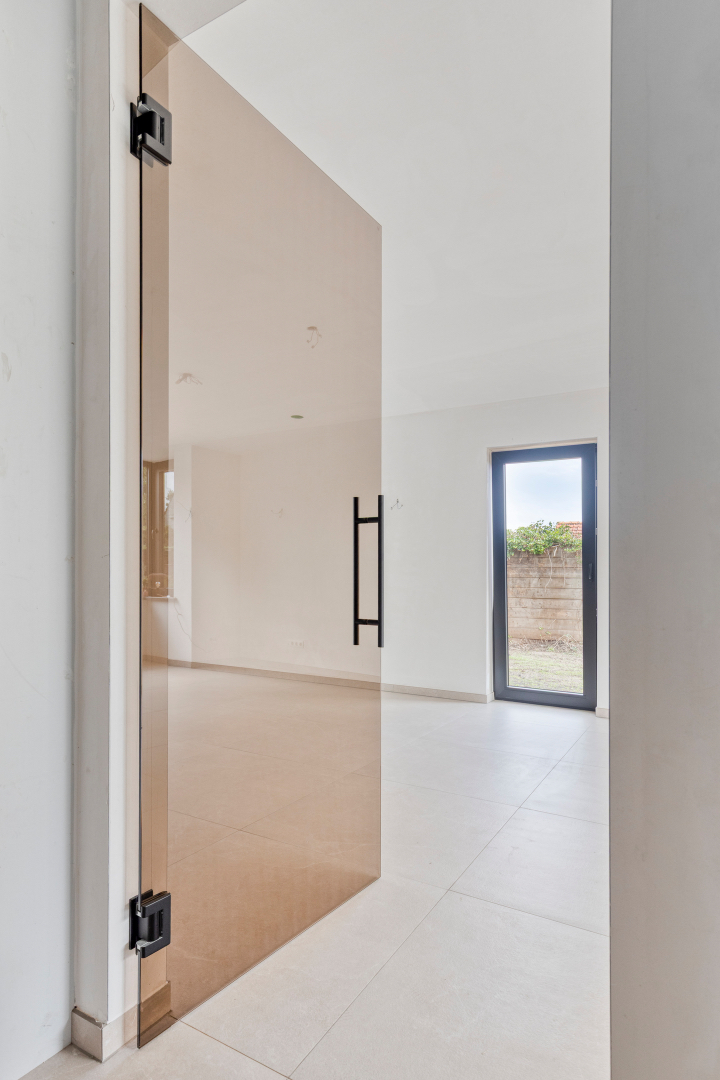 Heikant (NL) – Moderne vrijstaande woning met verrassend veel ruimte, energiezuinig comfort en mogelijkheden voor werken aan huis 