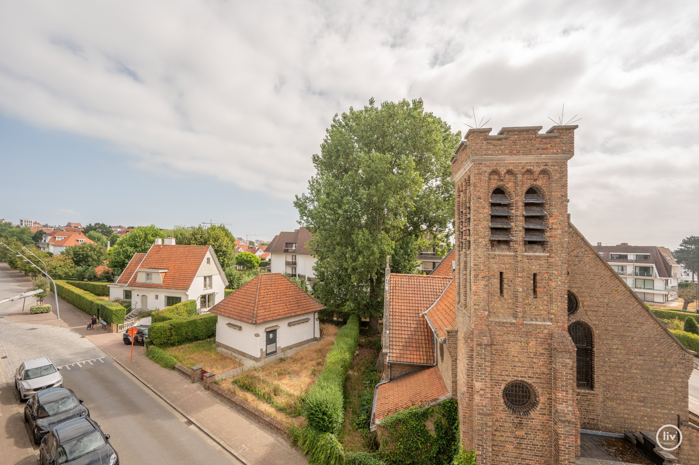 Superbe studio rénové avec coin nuit offrant une vue dégagée sur l'église anglicane dans la Zoutelaan. 
