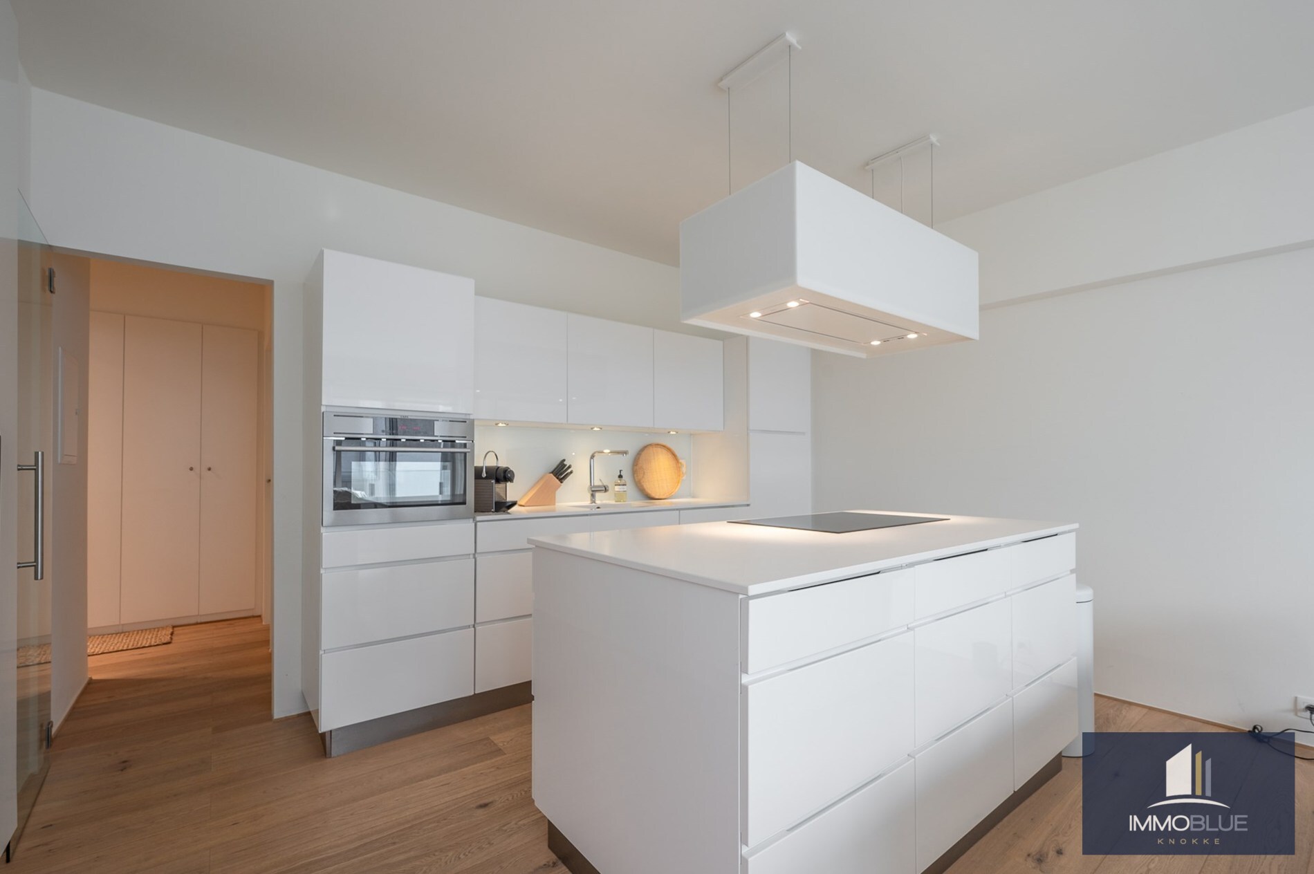 Stijlvol appartement met een gevelbreedte van circa 6 meter genietend van zijdelings zeezicht gelegen aan de Kustlaan. 