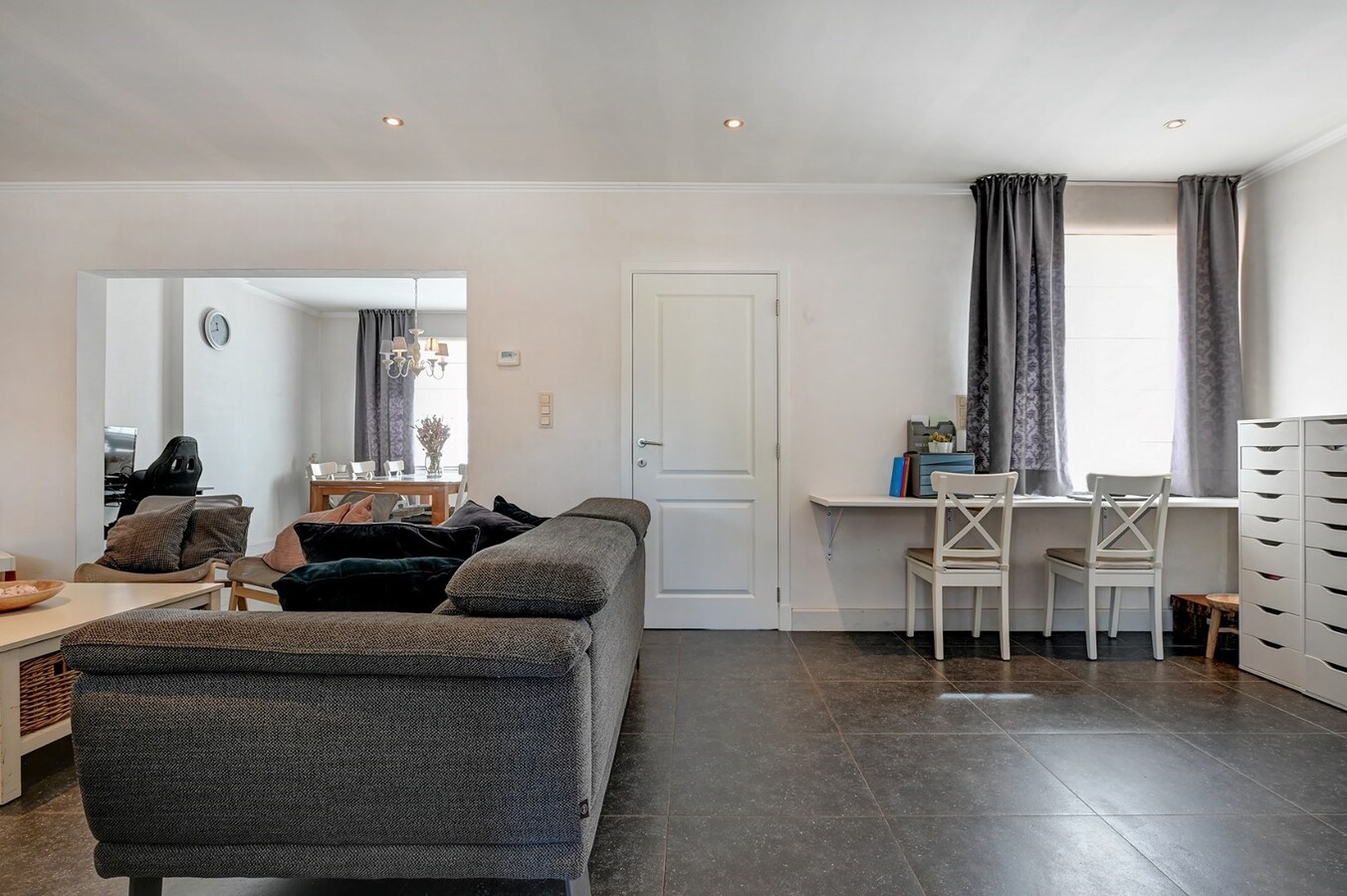 Grondig gerenoveerde woning met tuin, terras en 3 slaapkamers in Nieuwerkerken. 