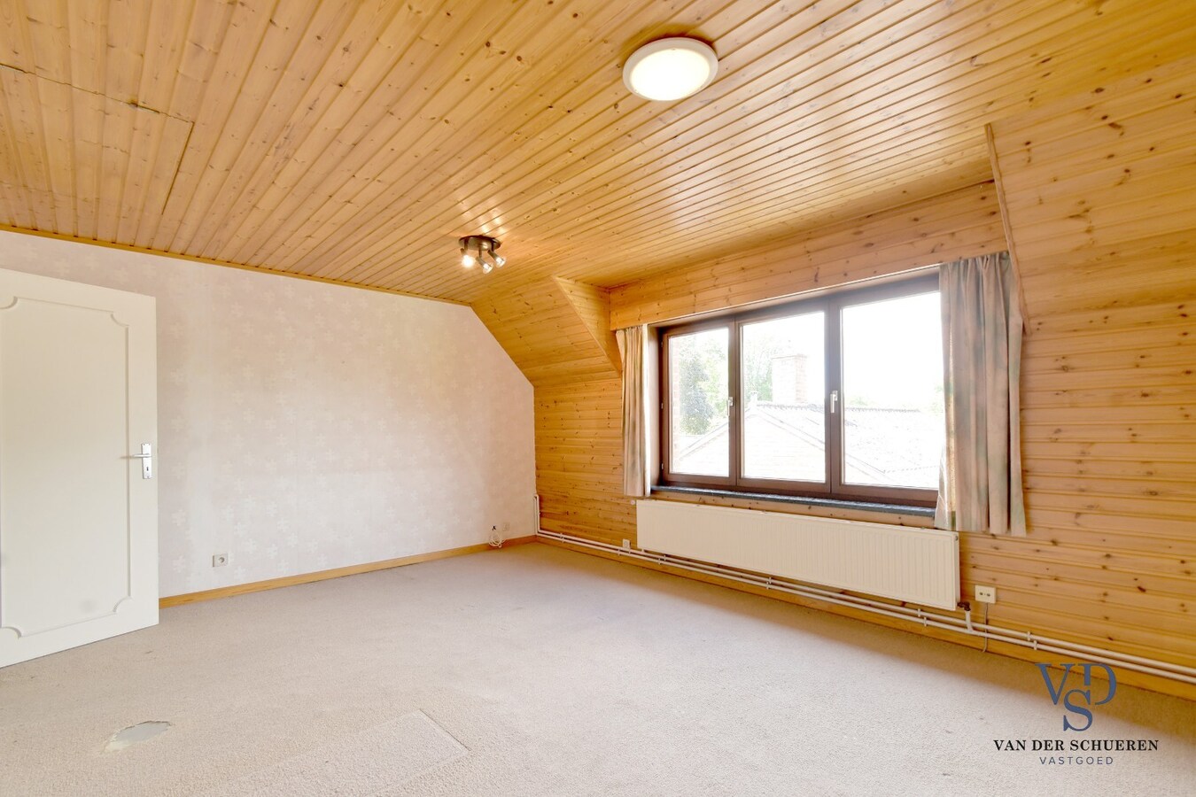 Ruim landhuis met tal van mogelijkheden. 