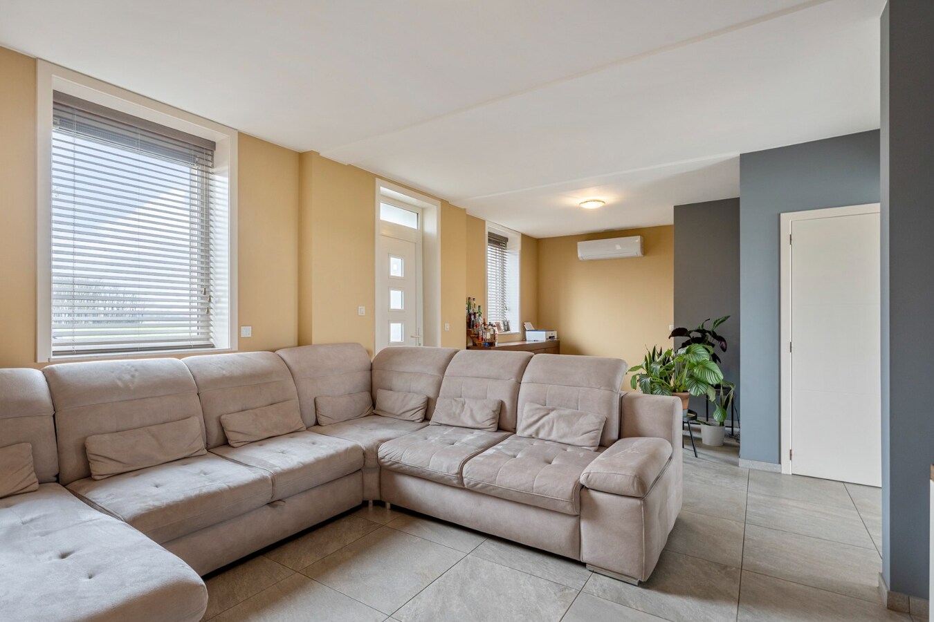 Vrijstaande, zeer verzorgde woning met aangrenzende, uitgeruste stalling/loods op een perceel van 72a14ca 