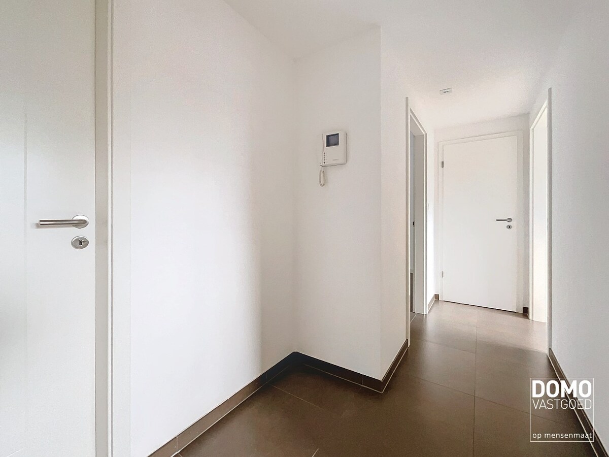 RUIM 2 SLAAPKAMER APPARTEMENT MET ONDERGRONDSE AUTOSTANDPLAATS EN TERRAS TE KERMT 