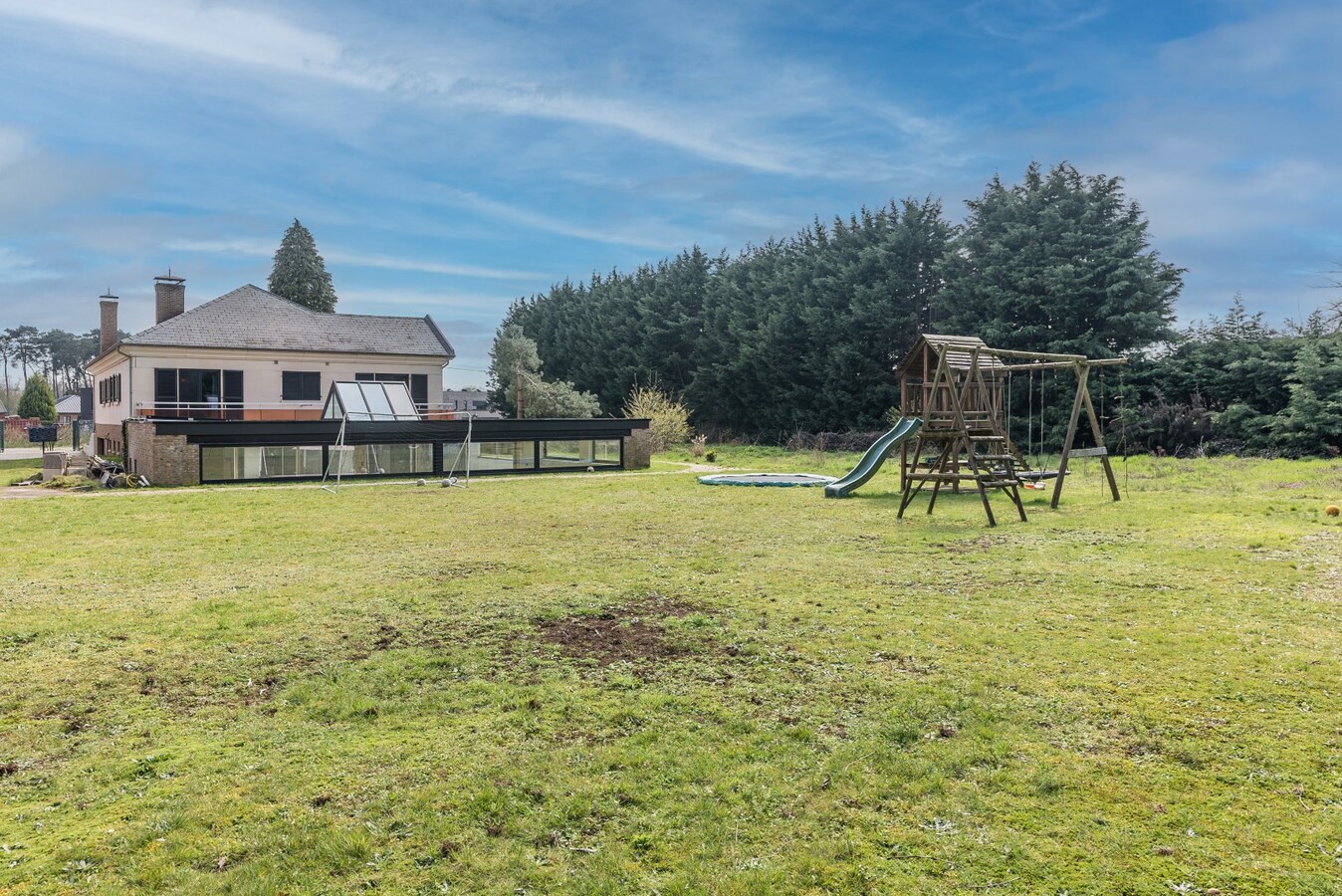 Zeer ruime woning op een perceel van circa 20 are 