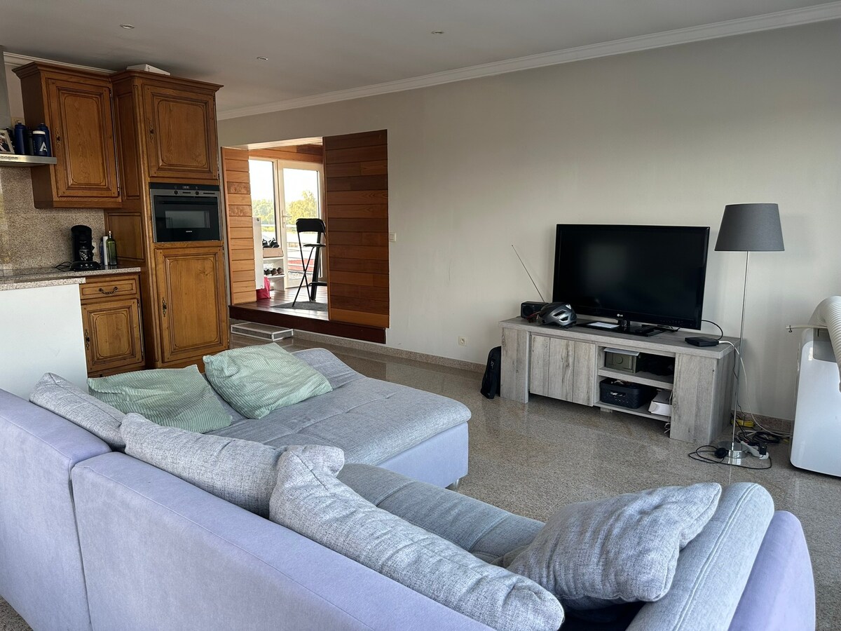 Lichtrijk appartement met 70m² terras 