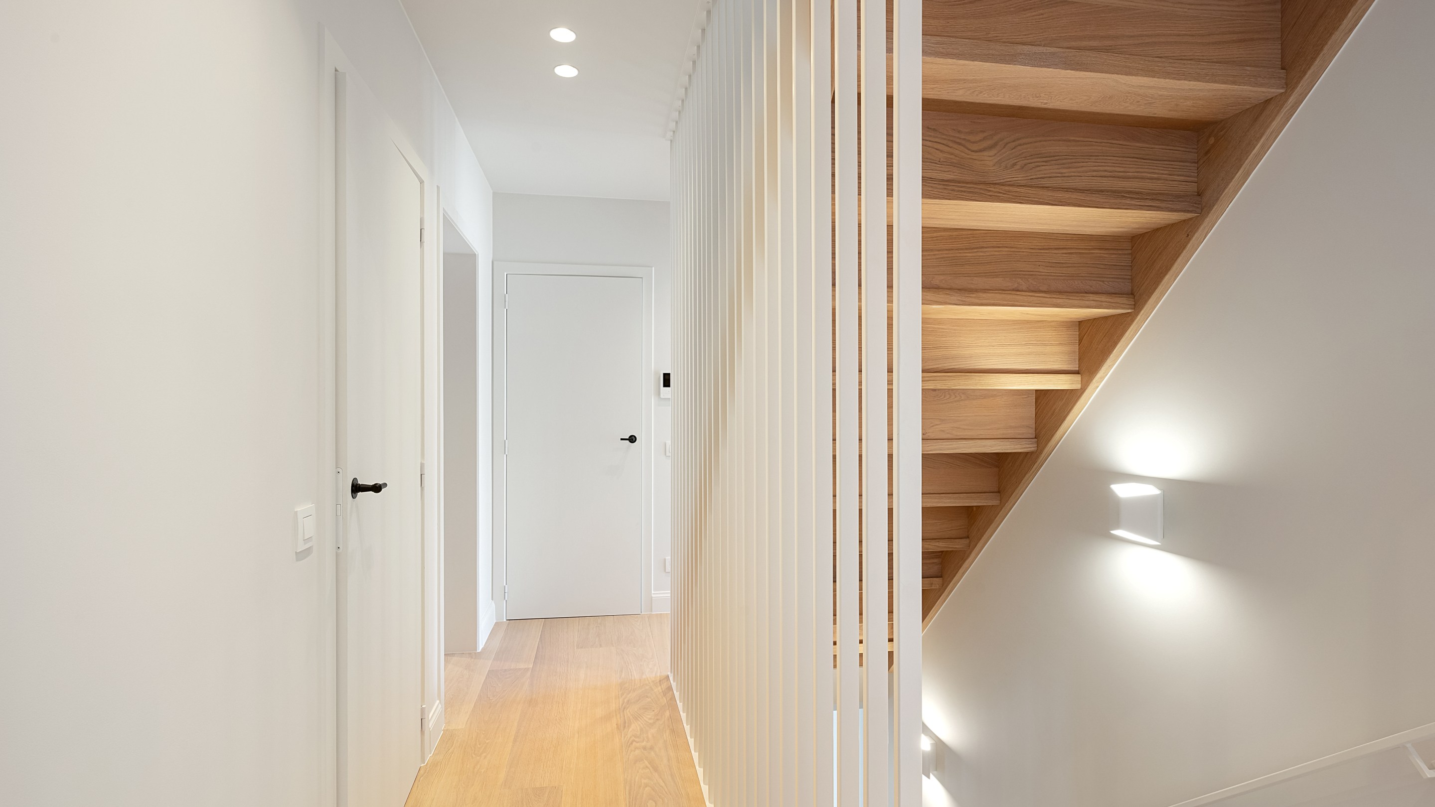 Op een uitmuntende locatie in Duinbergen, op wandelafstand van het strand en de duinen, bevindt zich deze prachtig en hoogwaardig gerenoveerde koppelvilla. 