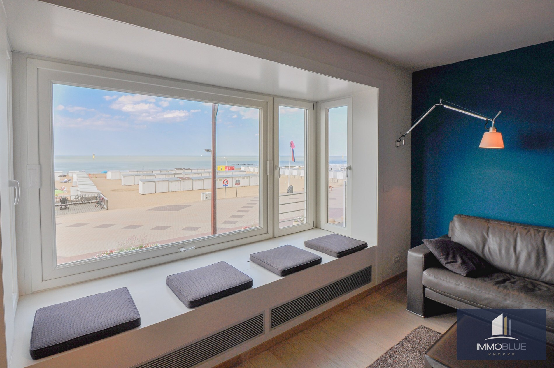 Appartement avec vue frontale sur la mer, situé à proximité de la place du Driehoeksplein. 