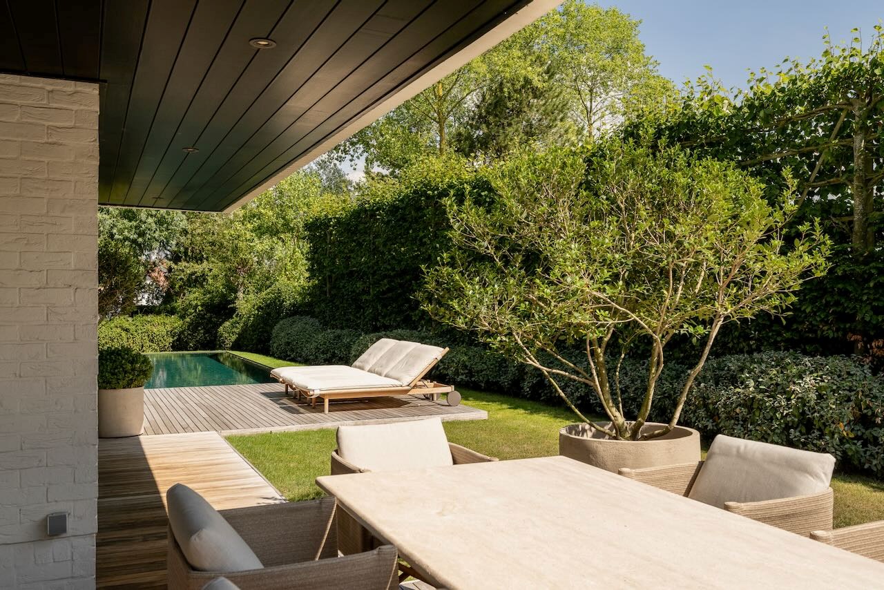 Magnifique villa récente de style contemporain allie une finition intemporelle à un emplacement unique et une vue imprenable sur le Zwin. 