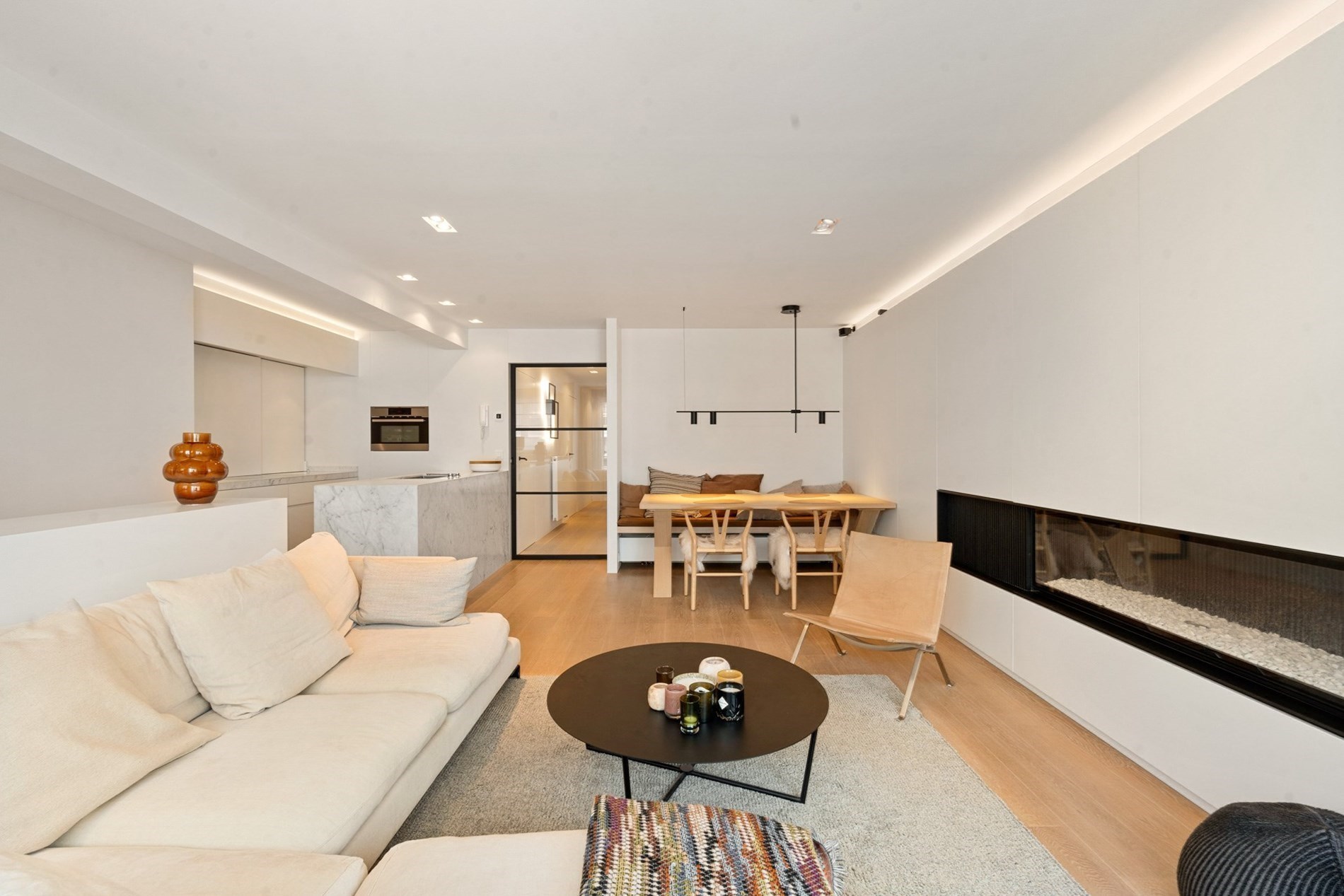 Bel appartement rénové, spacieux avec 2 chambres et une belle largeur de façade, situé au centre de l'avenue Lippens à Knokke. 