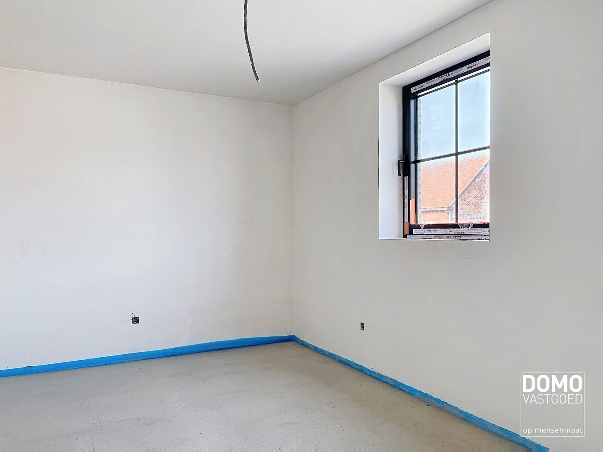 ENERGIEZUINIGE HALFOPENBEBOUWING MET 3 SLAAPKAMERS TE KERMT 