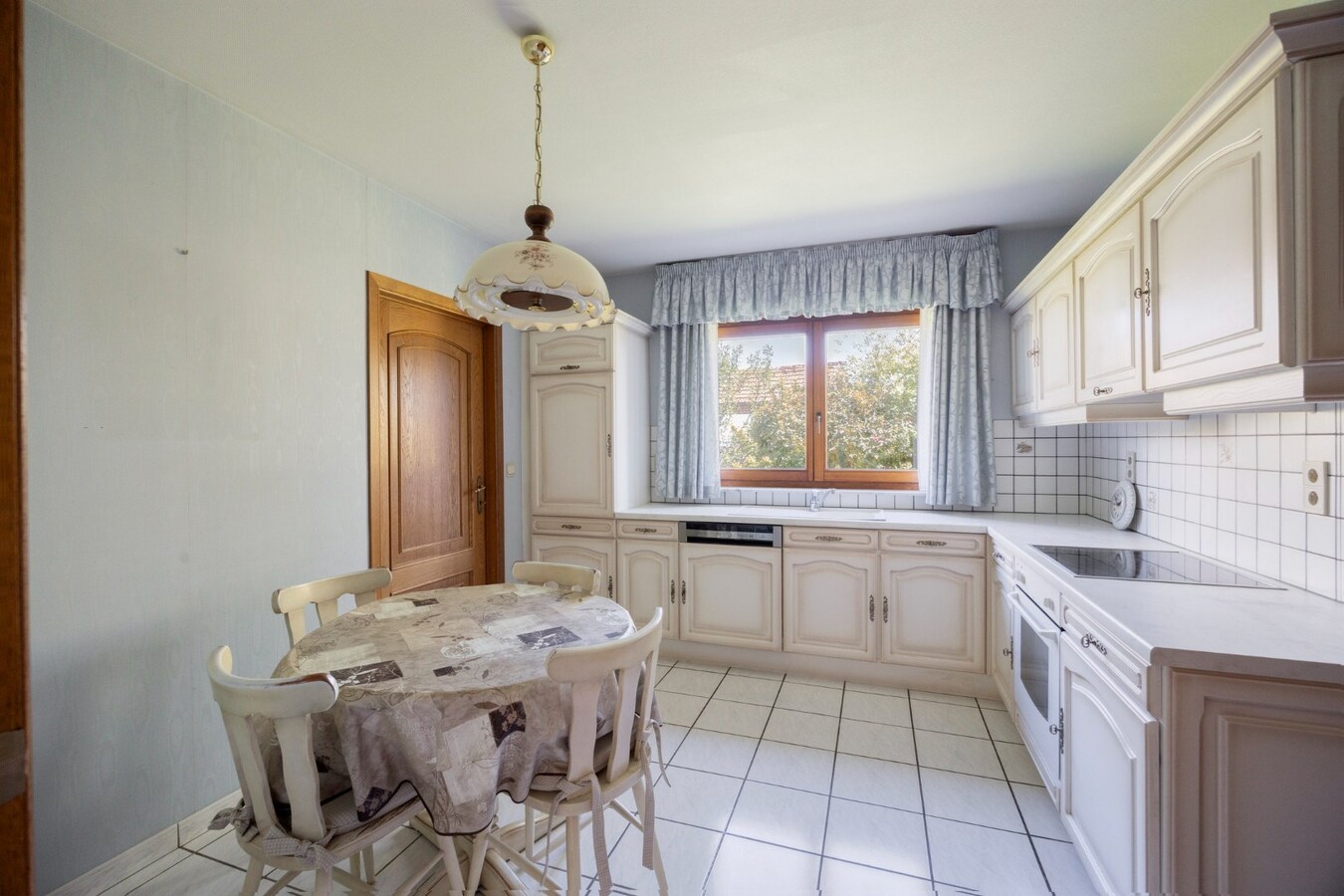 Instapklare bungalow met zuidtuin, garage en rust in Outgaarden 