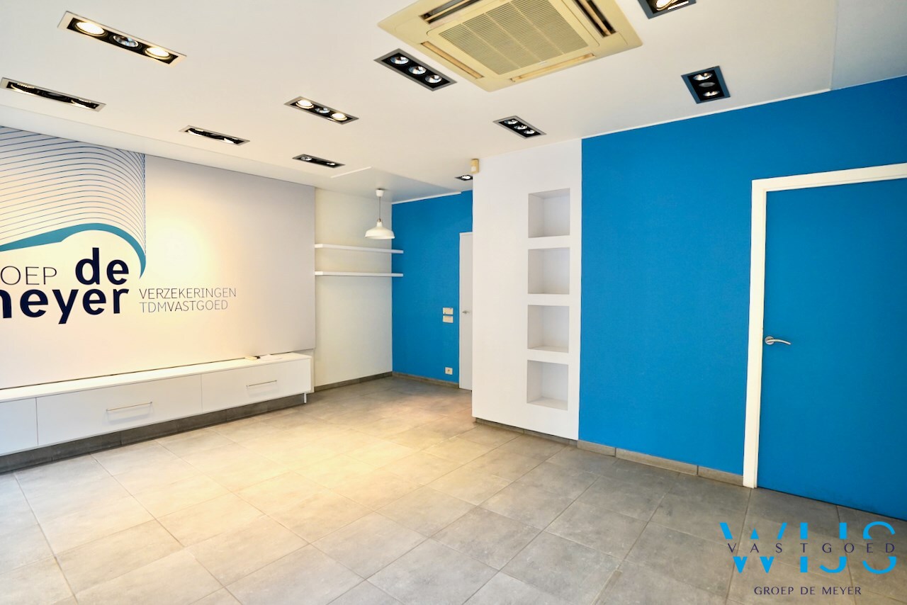 Goed gelegen handelspand met garage te CENTRUM ERTVELDE ! 