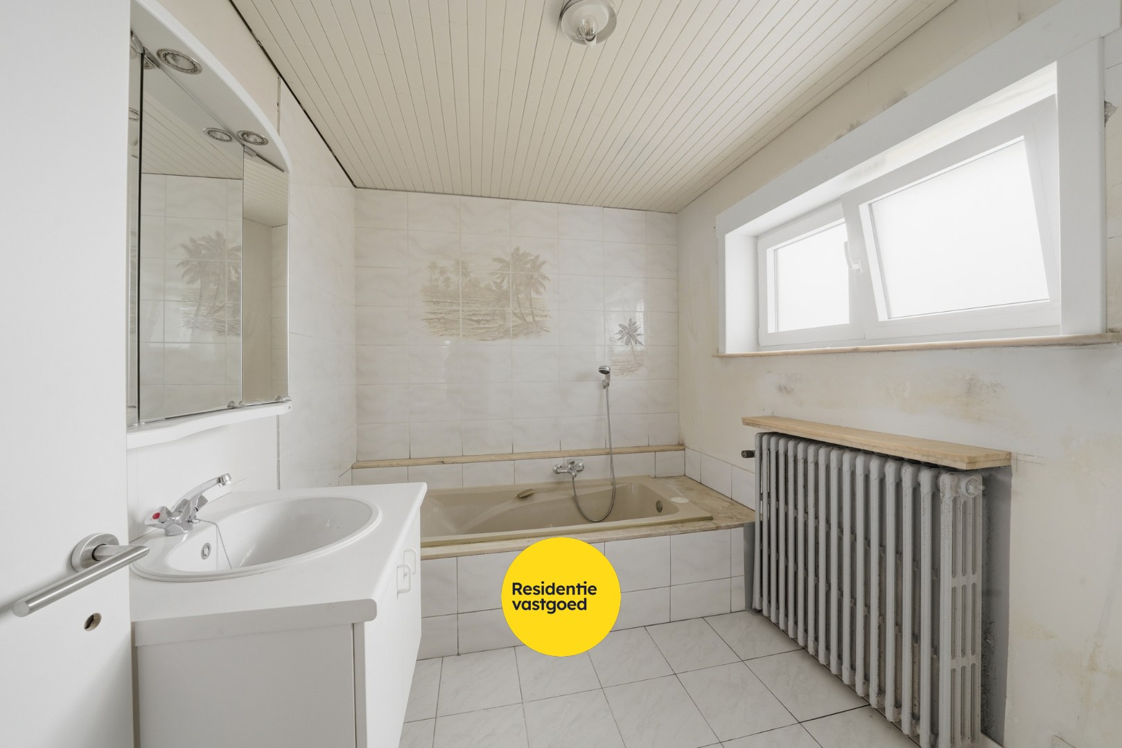 Vrijstaande bungalow met veel potentieel langs het water in hartje Oudenburg 