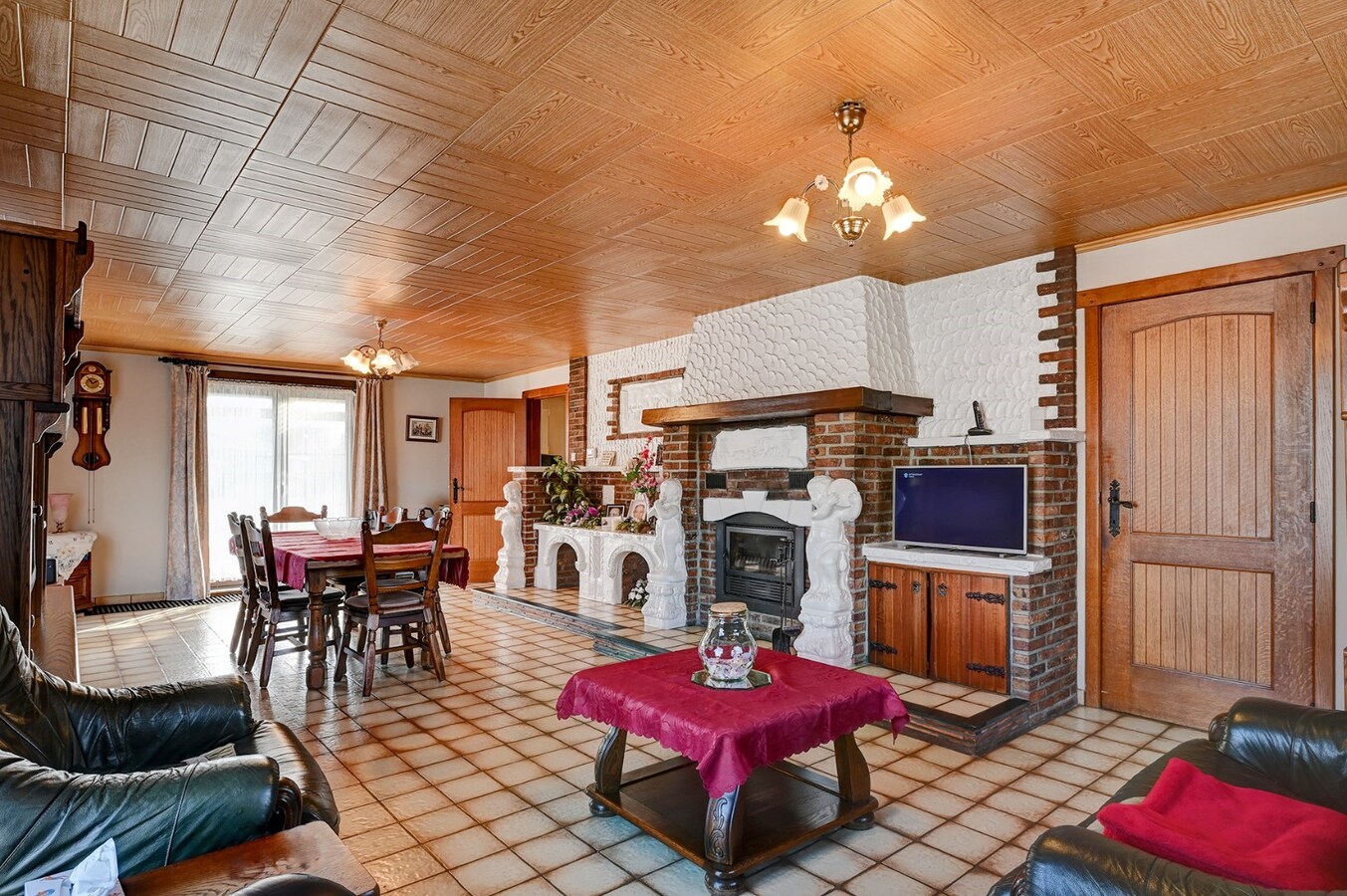 Ruime gelijkvloerse woning met dubbele garage 