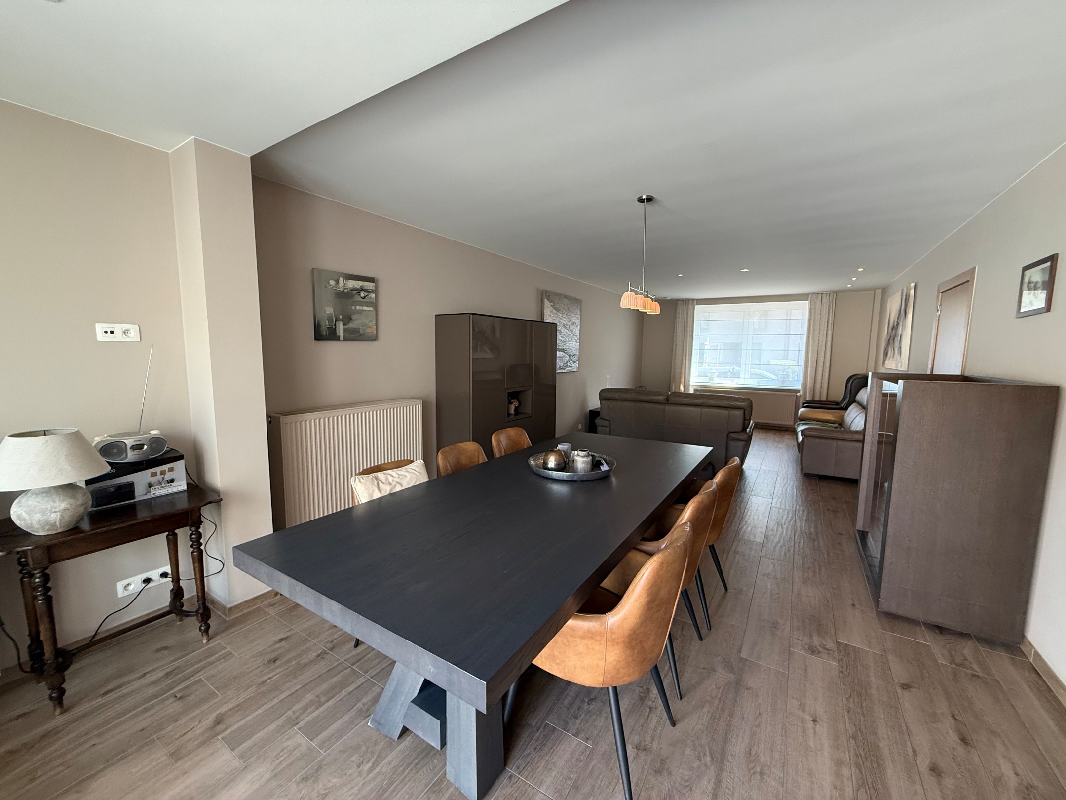 Non meublé - Maison bien entretenue avec trois chambres située dans le vieux Knokke, à distance de marche du centre commercial de Knokke et du Zoute. 