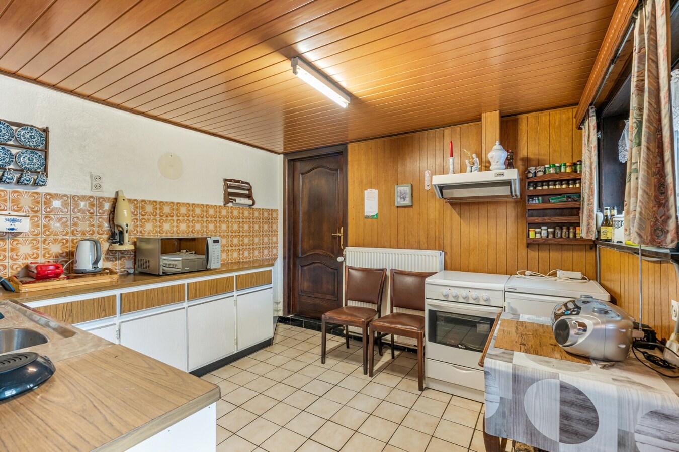 Halfvrijstaande gezinswoning met veel mogelijkheden op een perceel van 8are! 