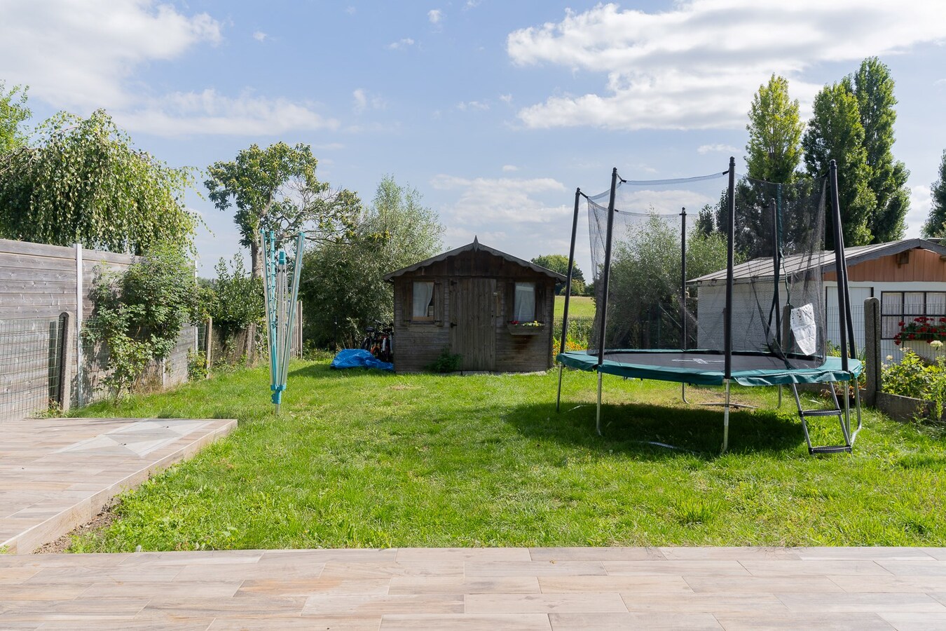 Maison entièrement rénovée, garage, parking, jardin. 