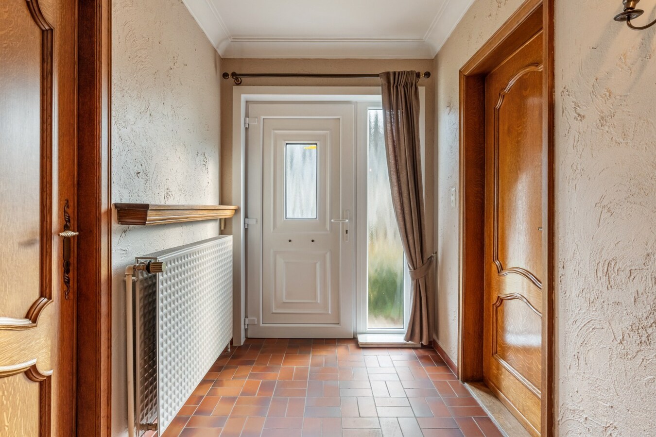 Halfvrijstaande woning op een perceel van 7a31ca, met aparte bureelruimte en inpandige garage! 