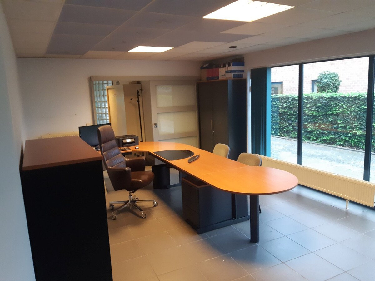 Ruim en instapklaar kantoor met parking; 