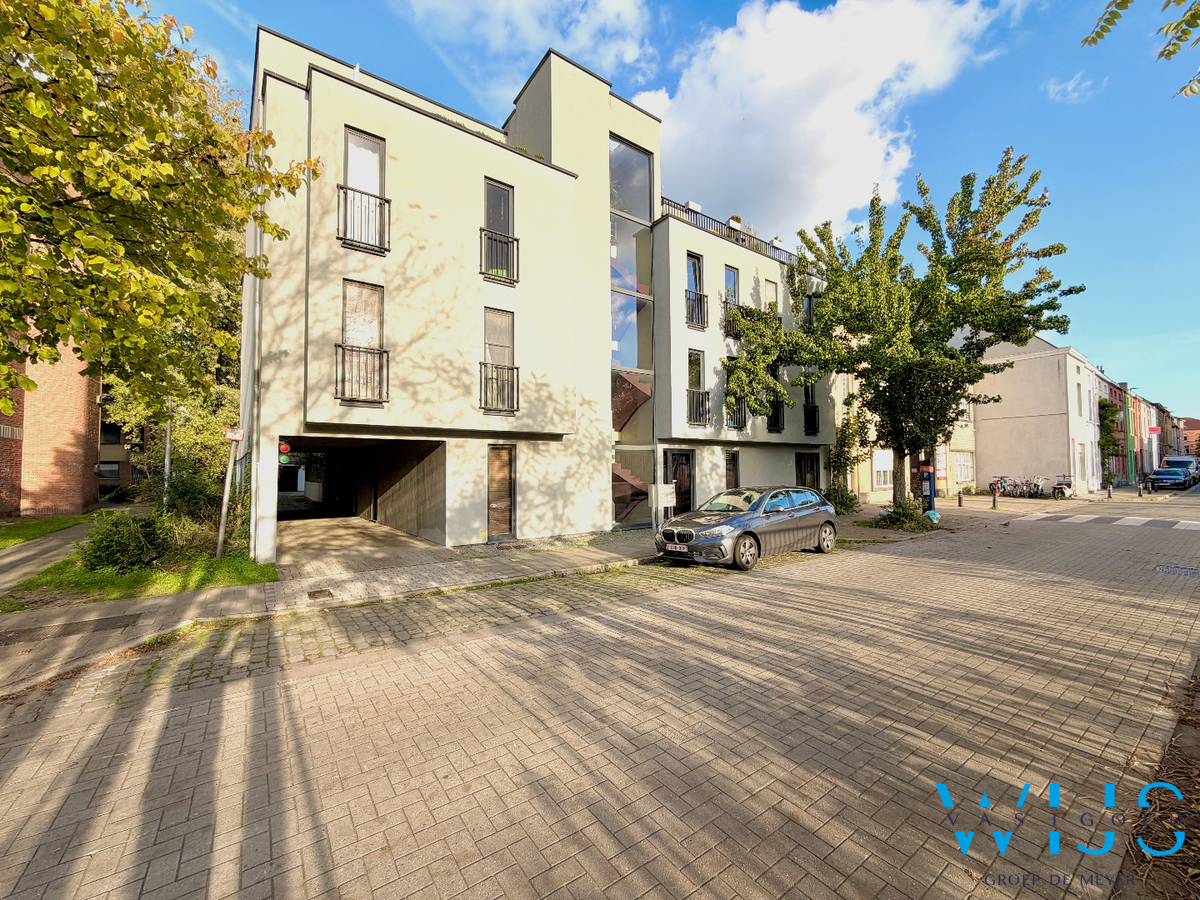 Ruim gelijkvloers appartement met tuin en 2 parkeerplaatsen in Gent! 