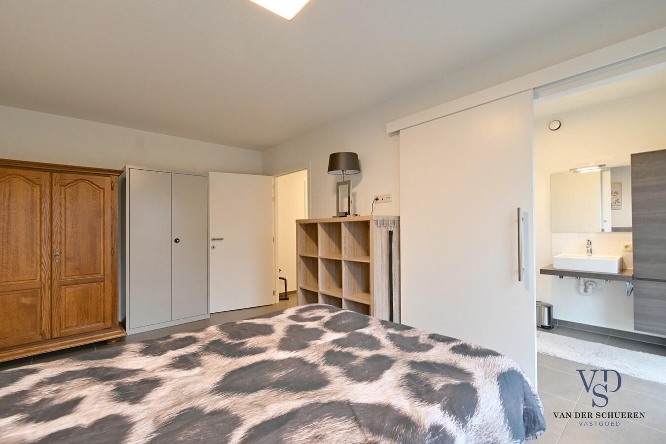 Ruime (!!) en recente assistentie-flat incl. overdekte staanplaats. 