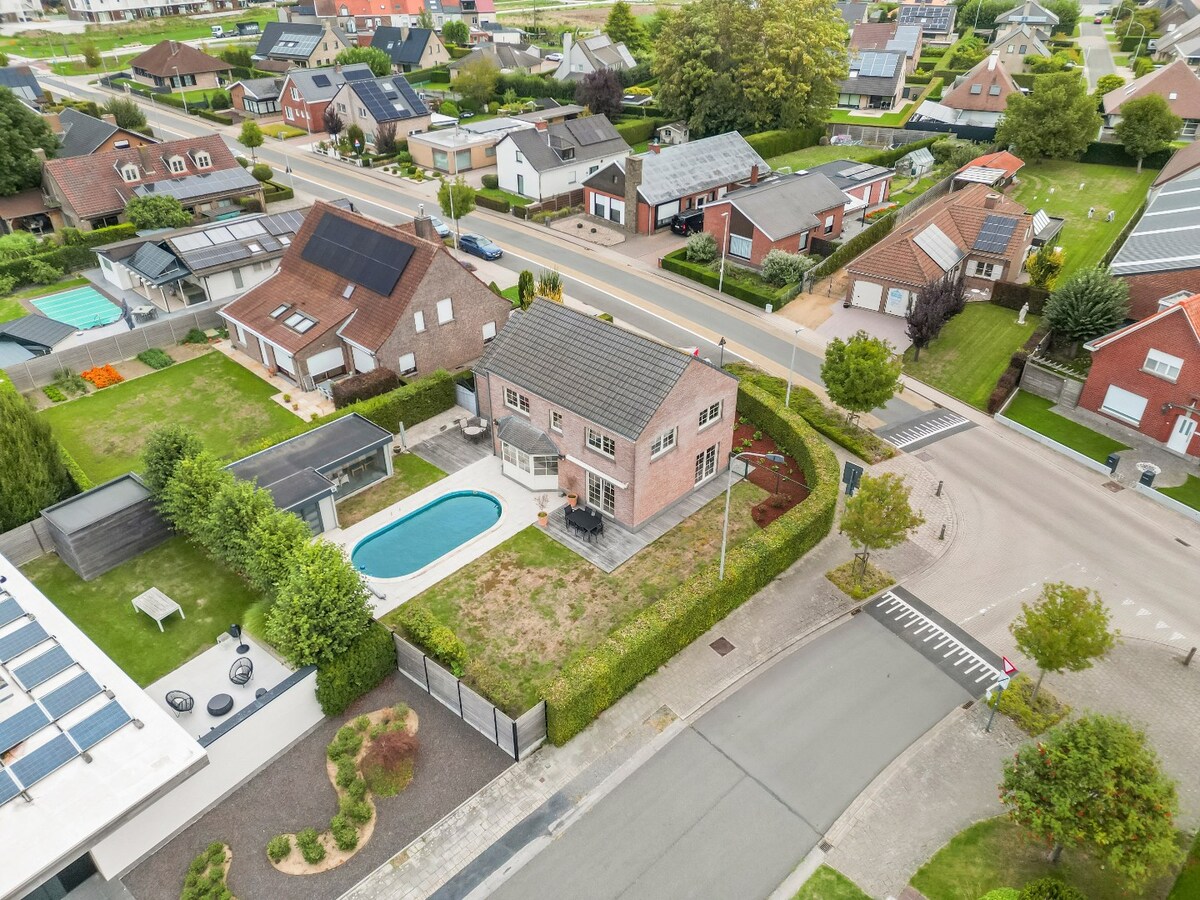 Stijlvolle villa met zwembad op rustige locatie te Bissegem/Heule te koop ! 