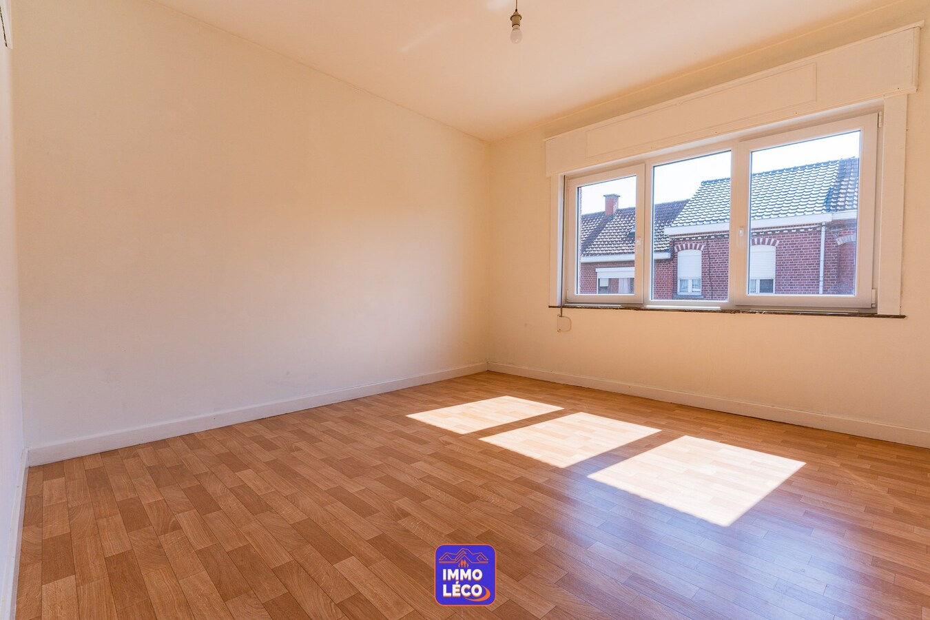 Maison 3 façades avec grand jardin et beaux volumes. 