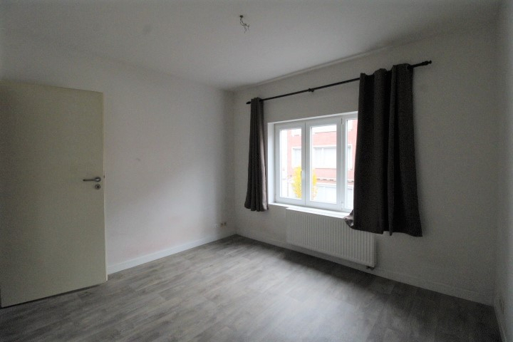 Rijwoning met 2 slaapkamers en koer te Roeselare 