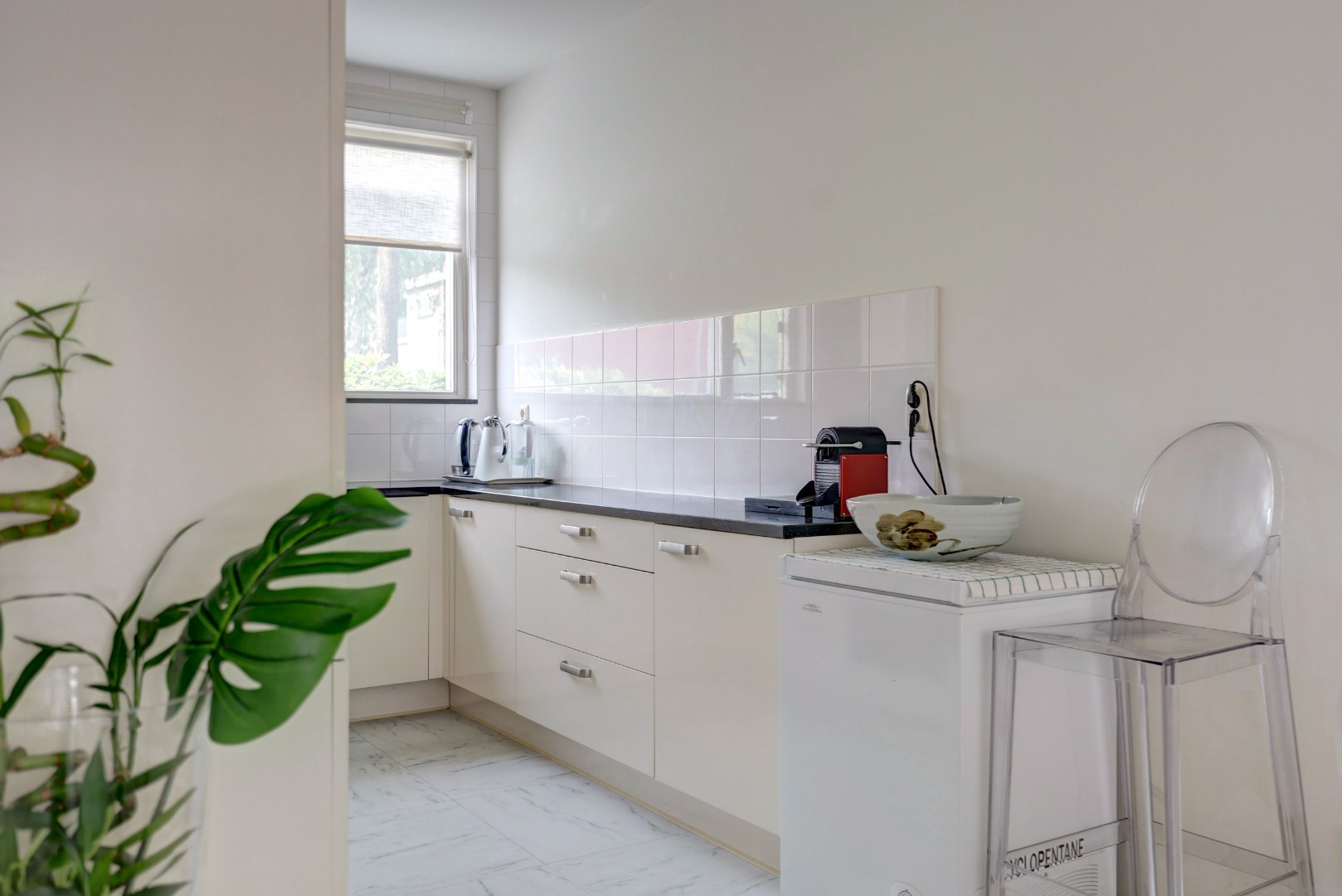 Goed onderhouden 4-kamer eengezinswoning met 3 goede slaapkamers (optie tot creëren 4e slaapkamer), ruime badkamer, onderhoudsvriendelijke tuin en gelegen op eigen grond! 