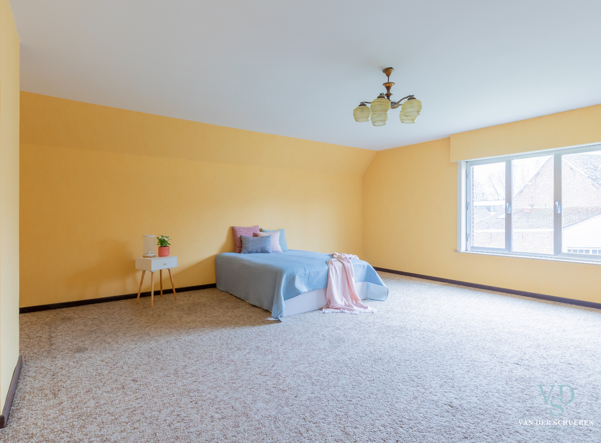 Degelijke, bijzonder ruime woning te Dikkelvenne. 