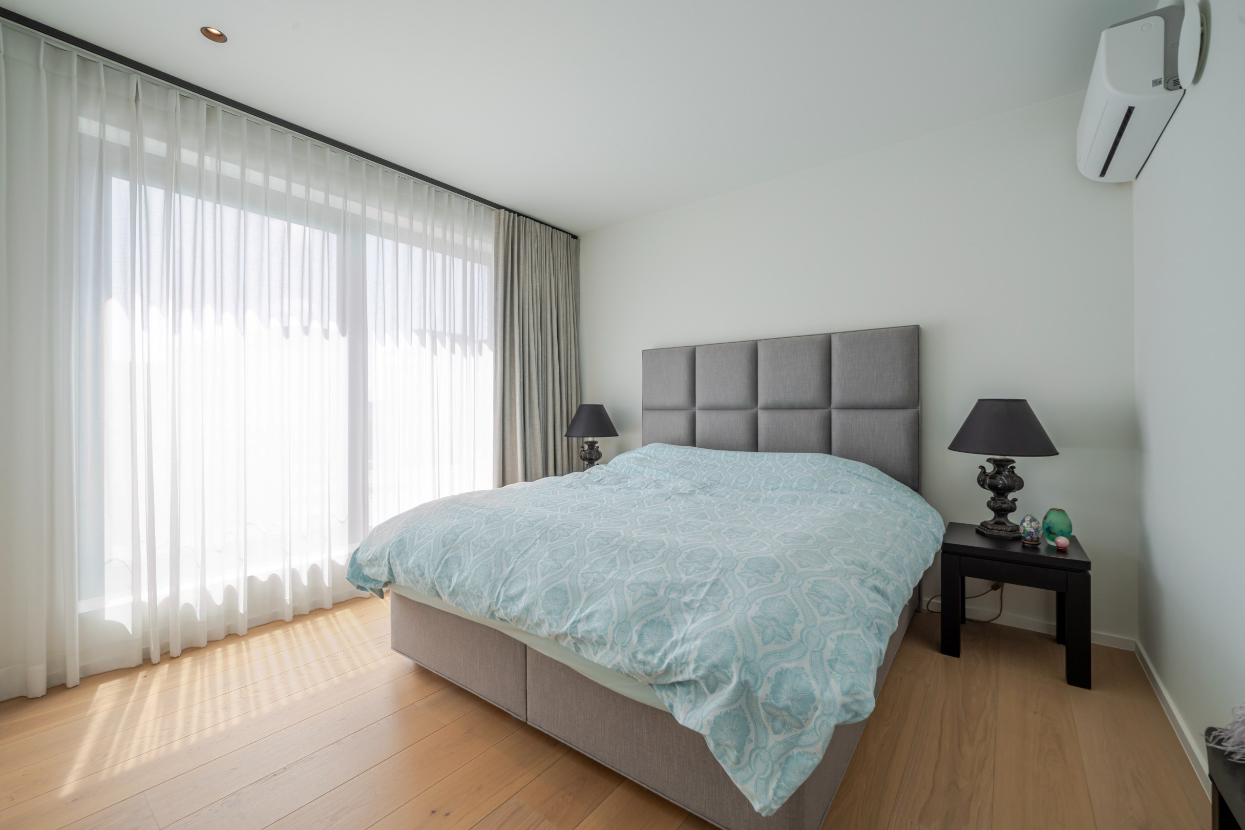 Magnifique villa jumelée très récente avec beaucoup de lumière, idéalement située en bordure du Zoute. 