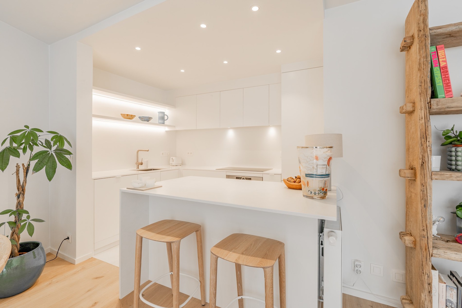 Magnifique appartement d'une chambre récemment rénové, situé au centre dans une rue calme adjacente à la Zoutelaan à Knokke. 
