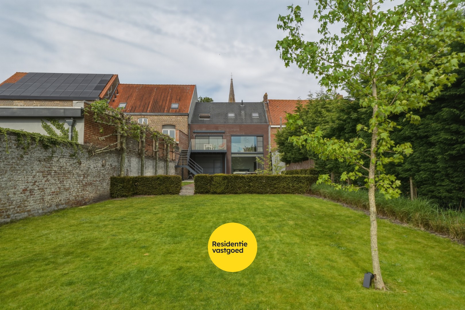 Ruime instapklare woning met zongerichte tuin in hartje Oudenburg 