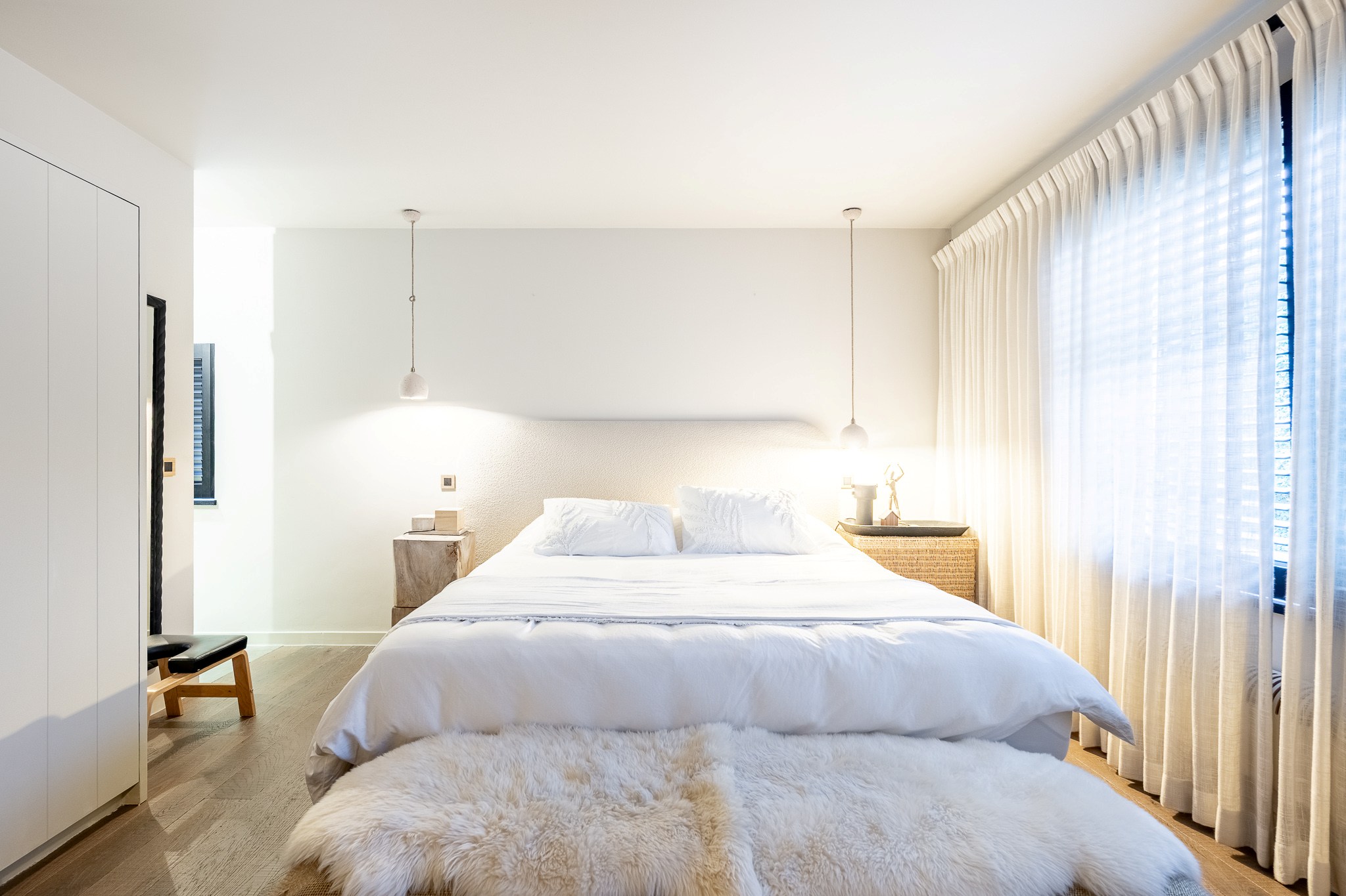 Située dans un quartier résidentiel calme et très prisé de Knokke, cette maison entièrement rénovée offre une combinaison parfaite de confort contemporain, de lumière et d'élégance raffinée. 