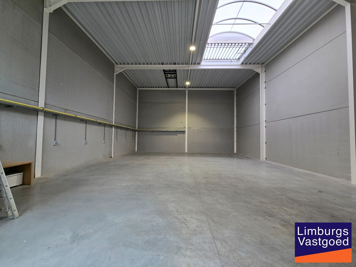Recent magazijn, 216m², op industrieterrein 'Stadsheide', vlakbij Corda Campus 