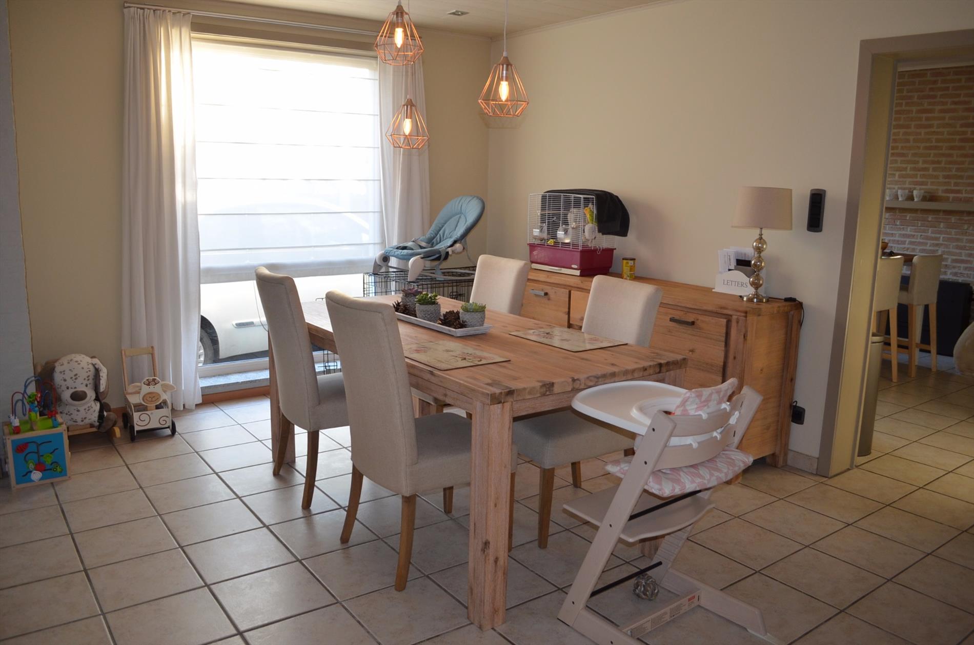 Ruime totaal gerenoveerde woning met 4 slpks (mogelijkheid tot 5) te Eeklo 